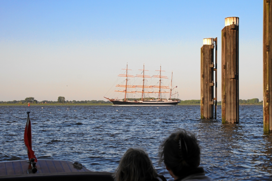 IMG16001.JPG - Die Sedov vor dem Lühesperrwerk