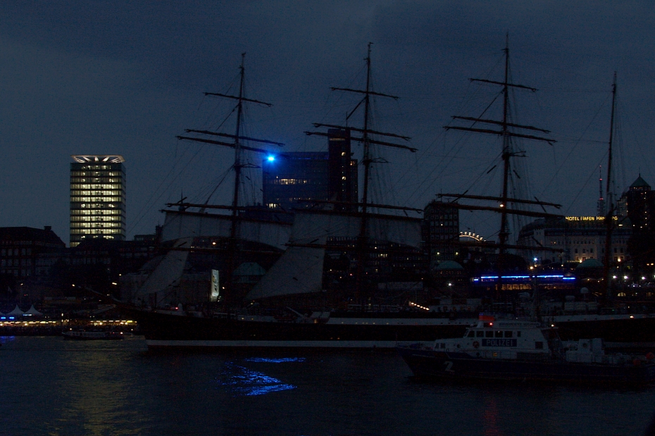 IMG20644.jpg - Die "Sedov" ist auf Höhe der Landungsbrücken