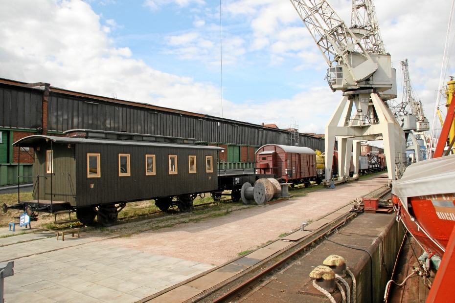 IMG22333.JPG - restaurierte Eisenbahnwagen