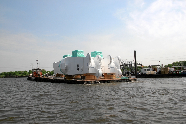 IMG18531.JPG - Teile der Neuenfelder Maschinenfabrik im Travehafen auf dem Weg zur Sietas-Werft