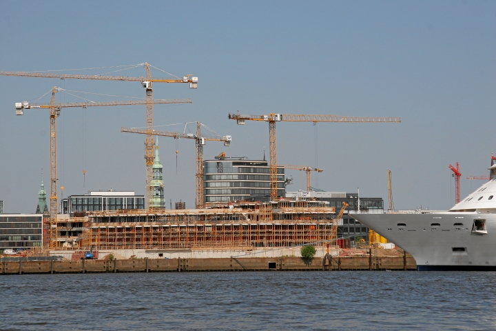 IMG18599.JPG - Weitere Gebäude der Hafencity im Bau