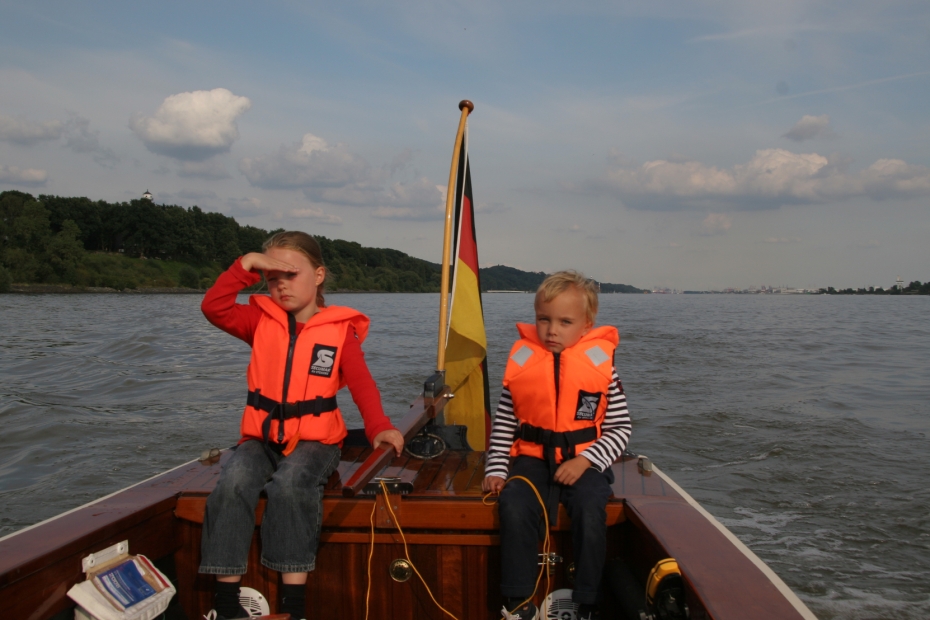 IMG21185.JPG - Steuerfrau und Bootsmann