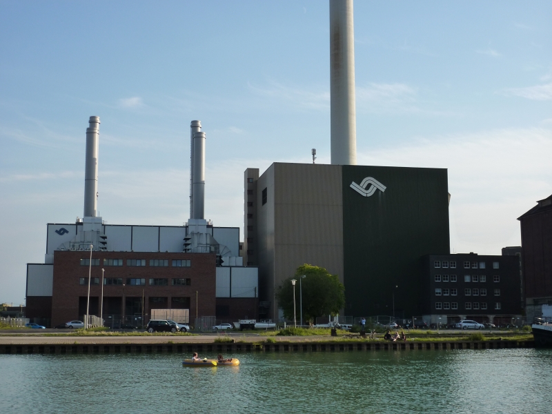 P1060279.JPG - Abendessen am Hafen: Schlauchbootidylle auf dem Kanal vorm Kraftwerk