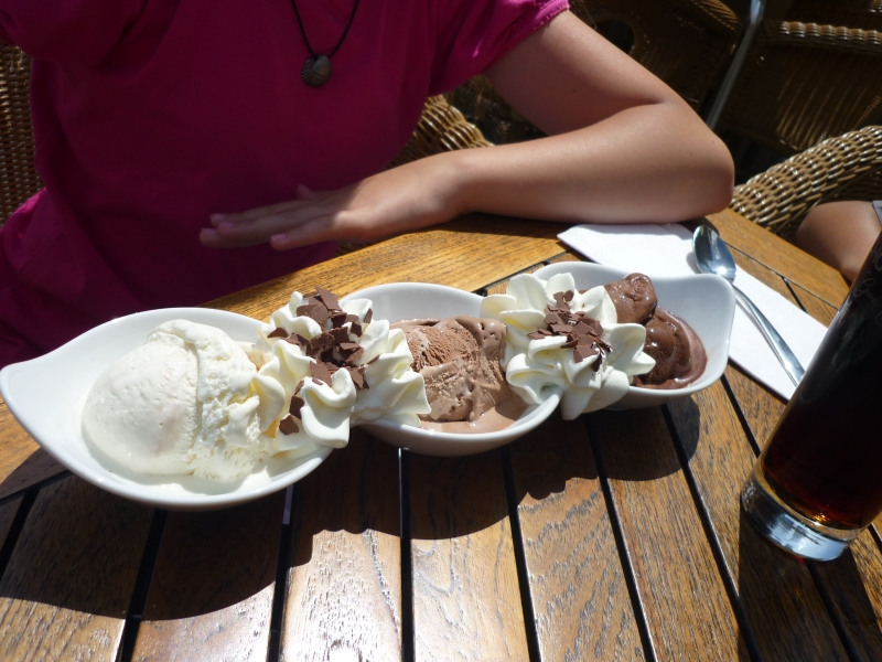 P1020132.JPG - Sehr lecker: drei Sorten Schokoeis
