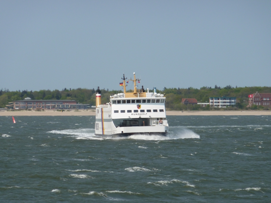 P1050303.JPG - Die "Rungholt" biegt von Föhr kommend ins Heckwasser ein
