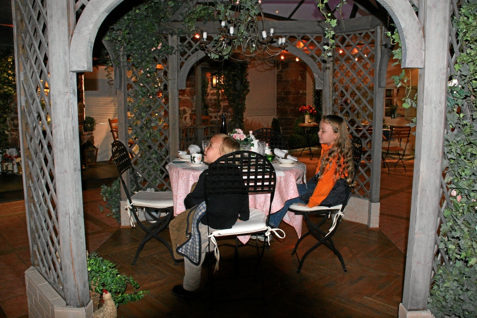 IMG23667.JPG - In der Ausstellung: ein Gartenpavillon