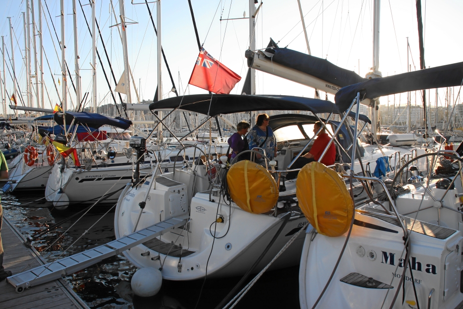 IMG13312.JPG - Die Crew macht sich landfein