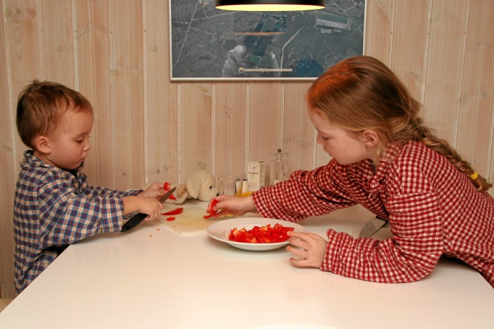 IMG16965.JPG - zwei Helfer für's Abendessen