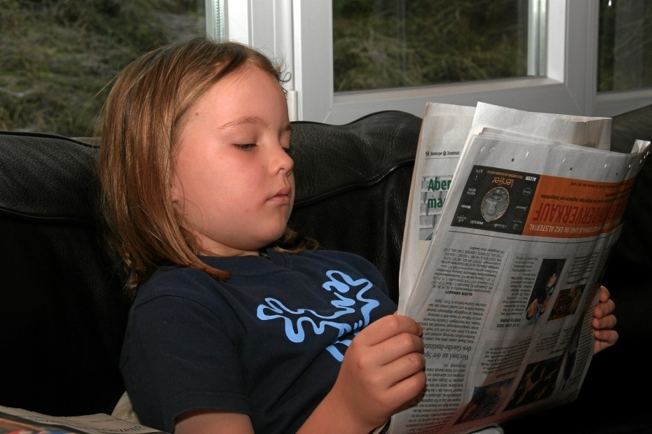 IMG24658.JPG - Katharina liest Zeitung