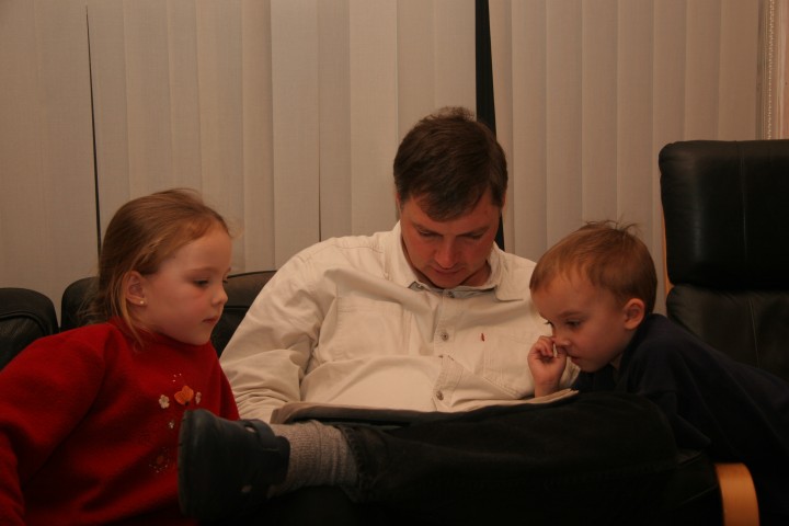 IMG16512.JPG - Was liest Alex denn da ?