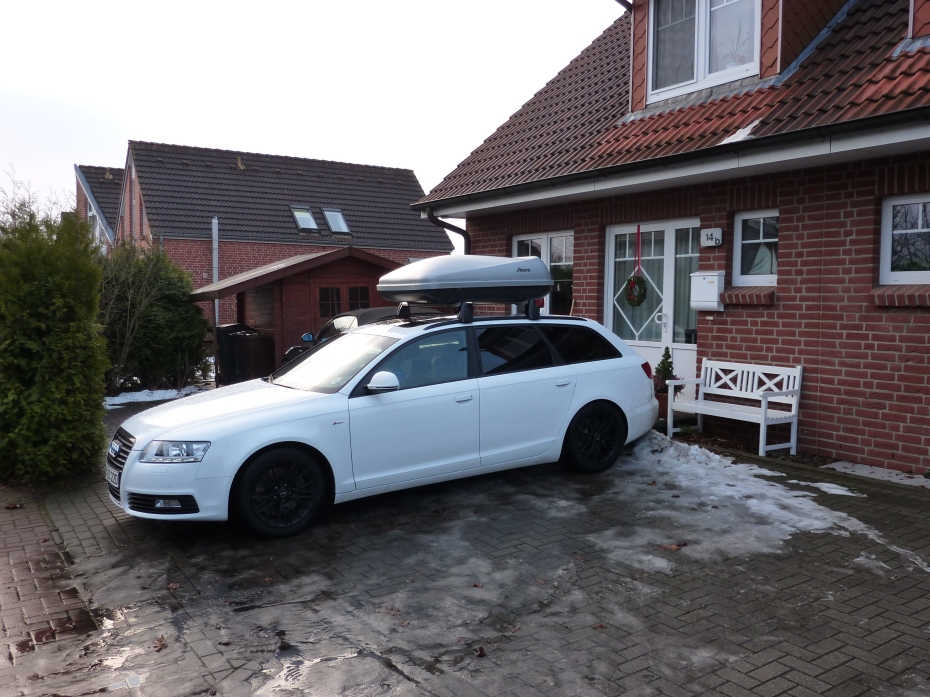 P1010724.JPG - Es geht los. Auto und Dachbox sind randvoll gepackt